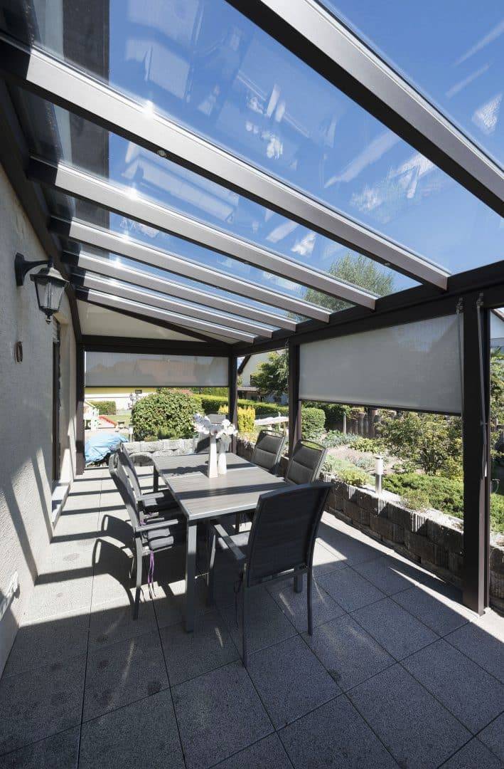 Véranda moderne avec toit vitré et vue sur le jardin