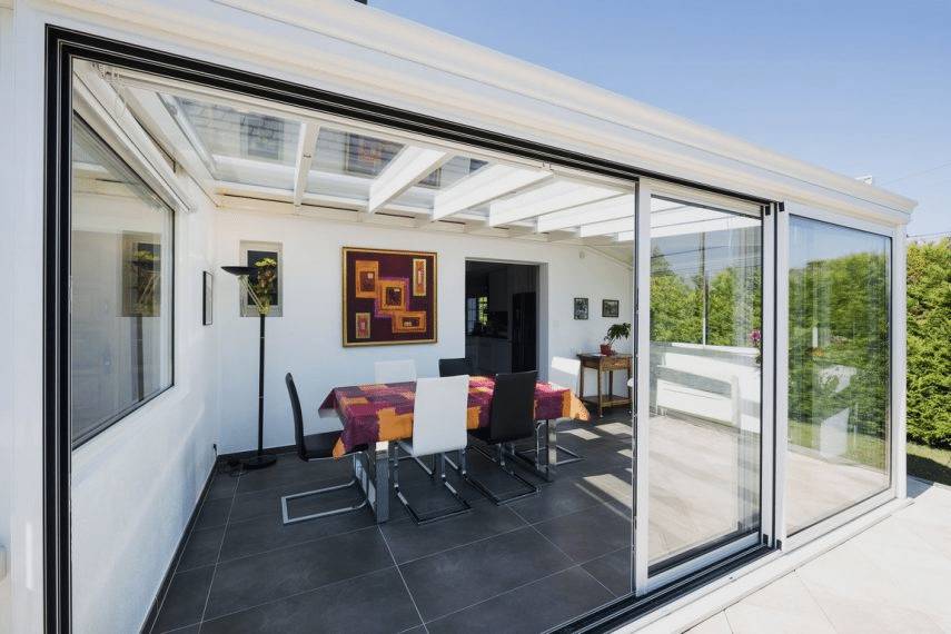 veranda-blanc-toit-vitre-piece-a-vivre
