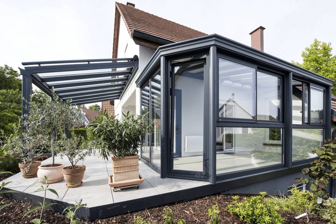 Véranda moderne et élégante avec structure en métal et verre