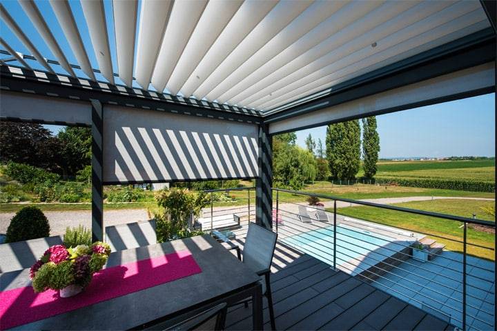 Pergola moderne avec vue sur piscine et jardin verdoyant
