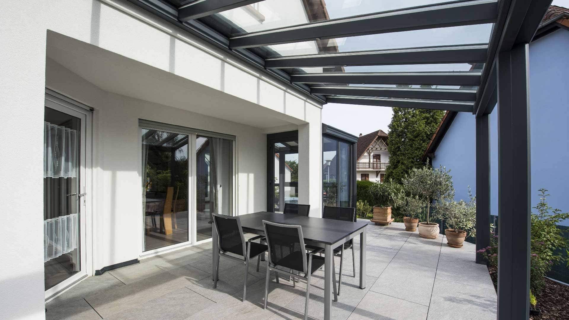 pergola-veranda-toit-vitre-stores-gris-anthracite
