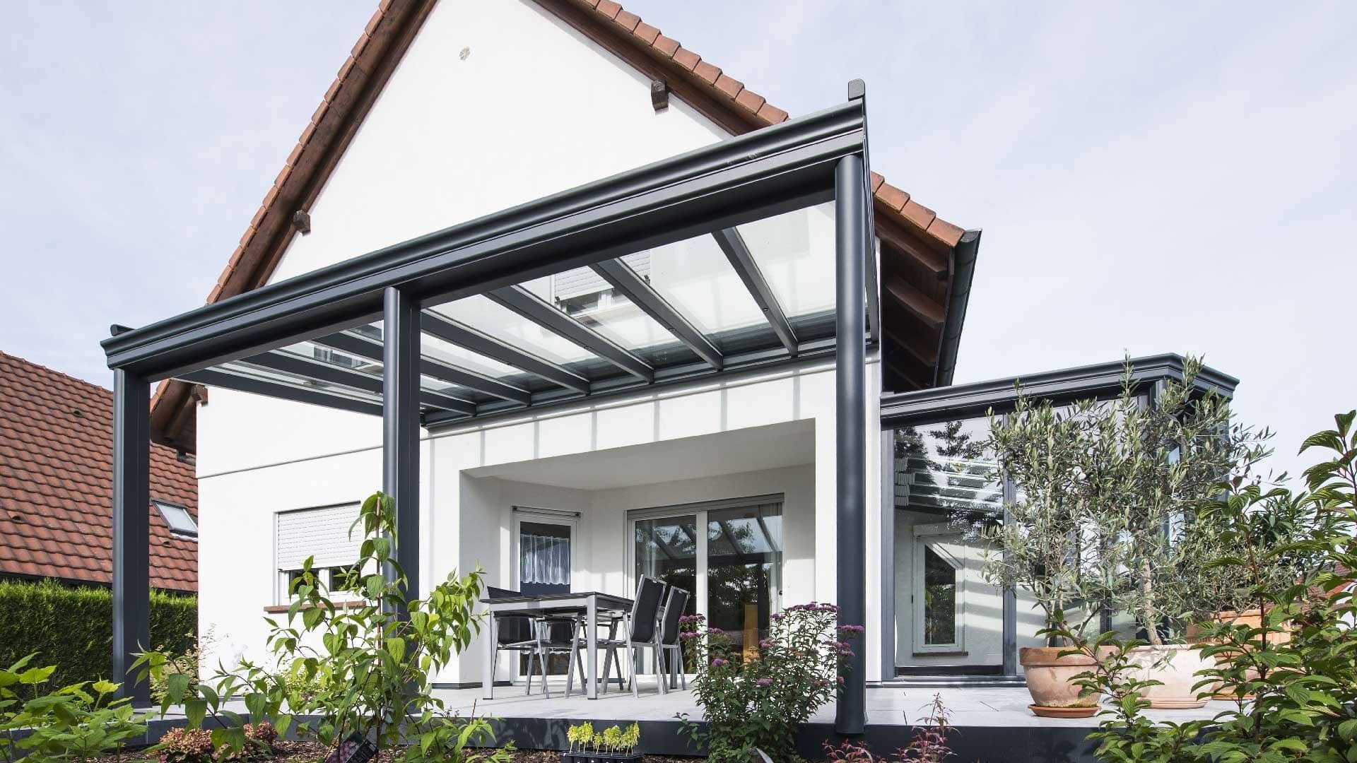 pergola-veranda-toit-vitre-stores-gris-anthracite