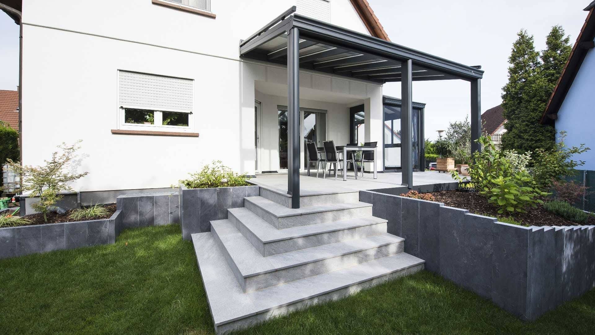 pergola-veranda-toit-vitre-stores-gris-anthracite