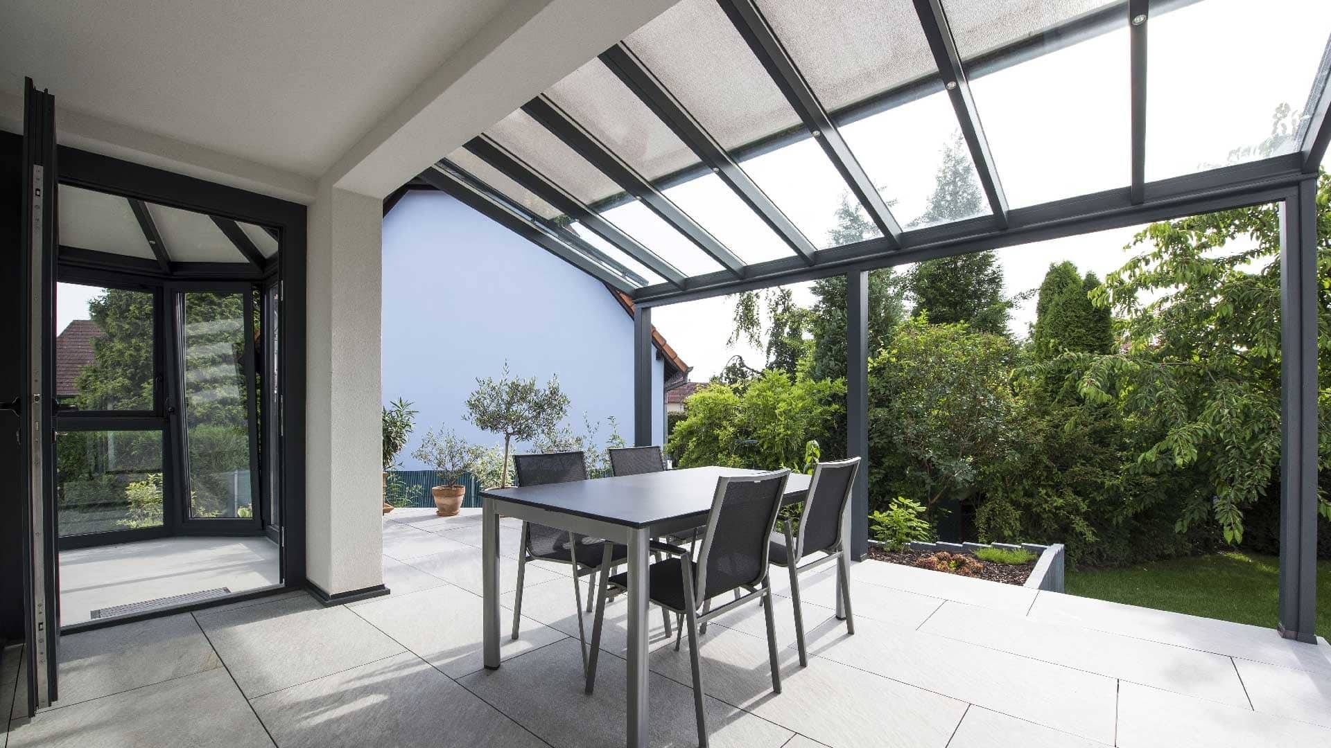 pergola-veranda-toit-vitre-stores-gris-anthracite