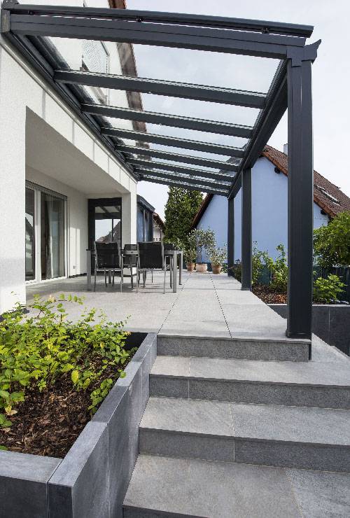 Pergola_Ebert_500_740 pergola-toit-vitre-stores-gris-anthracite