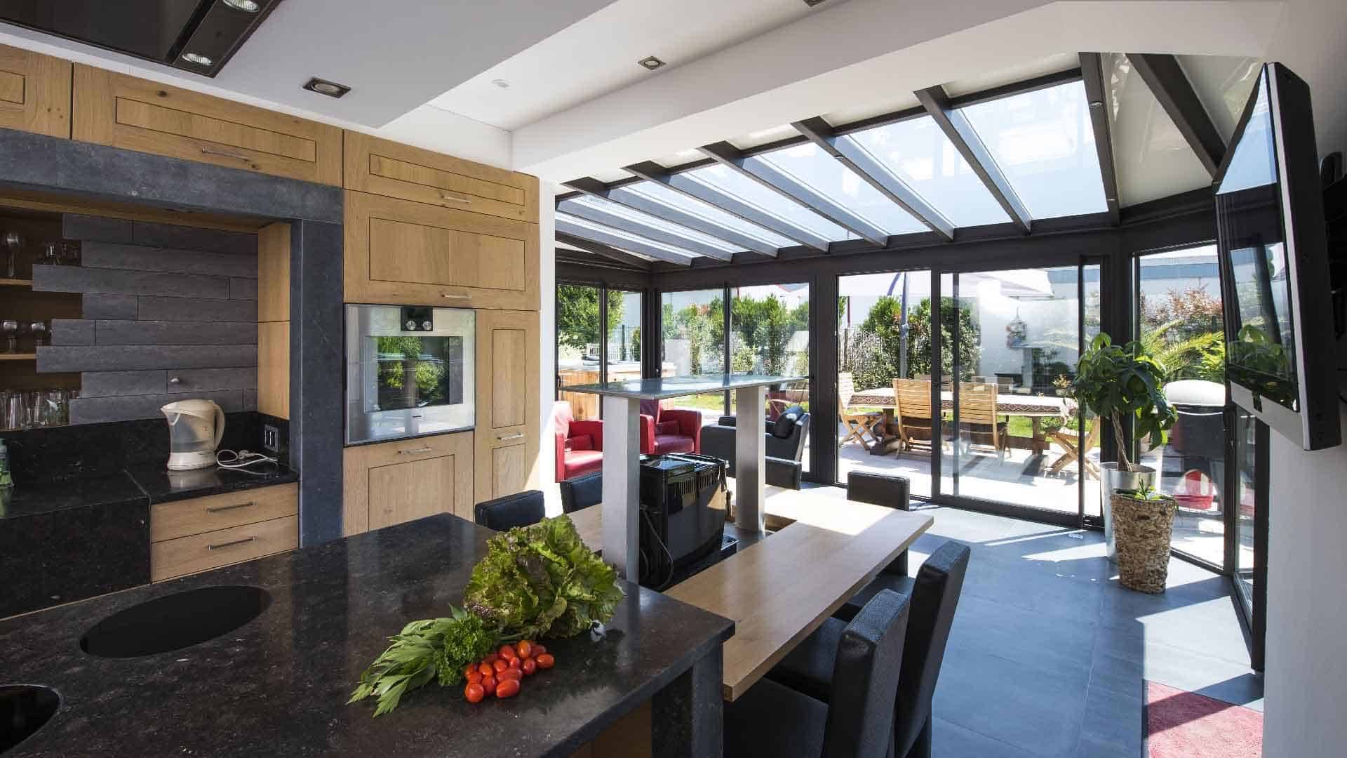 veranda-gris-stores-salle-a-manger-salon-leds