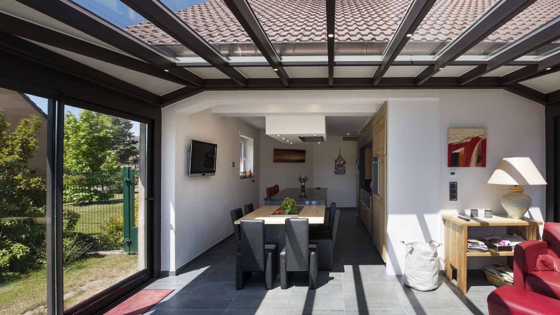 veranda-gris-stores-salle-a-manger-salon-leds