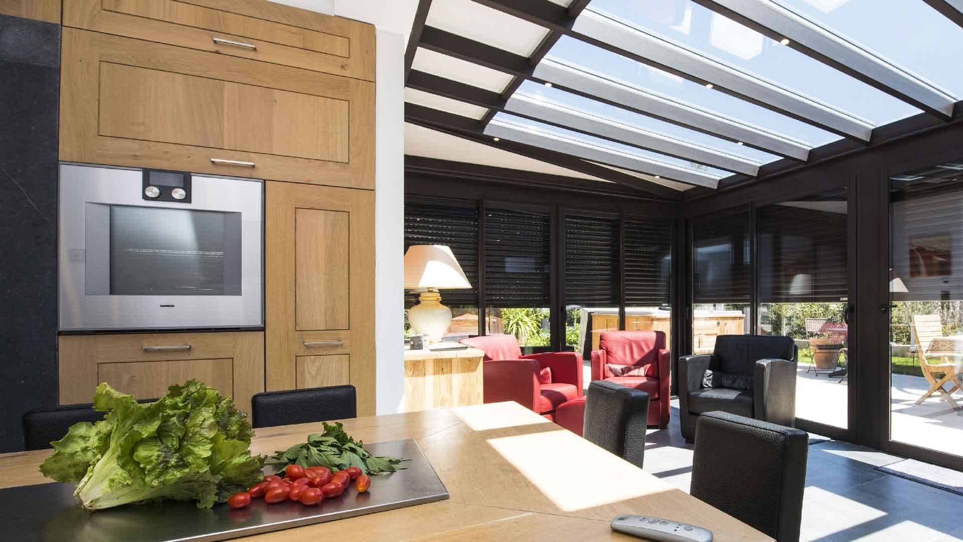 veranda-gris-anthracite-toit-vitre-leds-stores-salon-cuisine