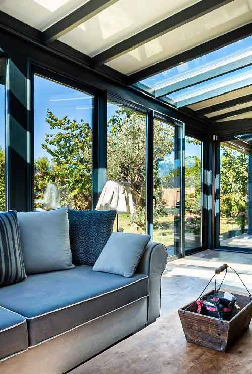 veranda_salon_portrait veranda-gris-anthracite-toit-vitre-stores-salon