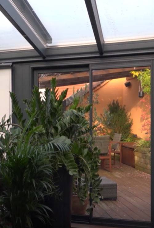 vignette-portrait veranda-gris-anthracite-terrasse-toit-vitre-plantes