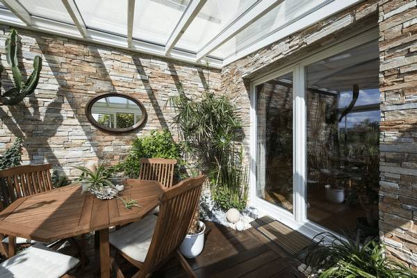 veranda-gris-anthracite-terrasse-plantes