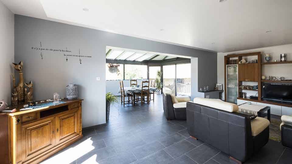 veranda-toit-vitre-gris-anthracite-stores-salle-a-manger