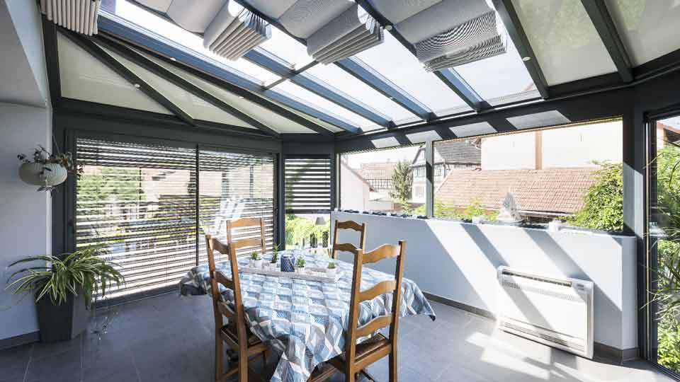 veranda-toit-vitre-gris-anthracite-stores-salle-a-manger