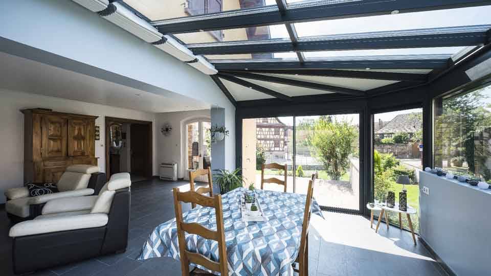 veranda-toit-vitre-gris-anthracite-salle-a-manger