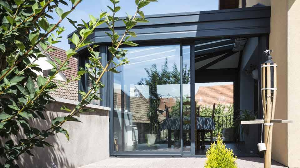 veranda-toit-vitre-gris-anthracite-salle-a-manger