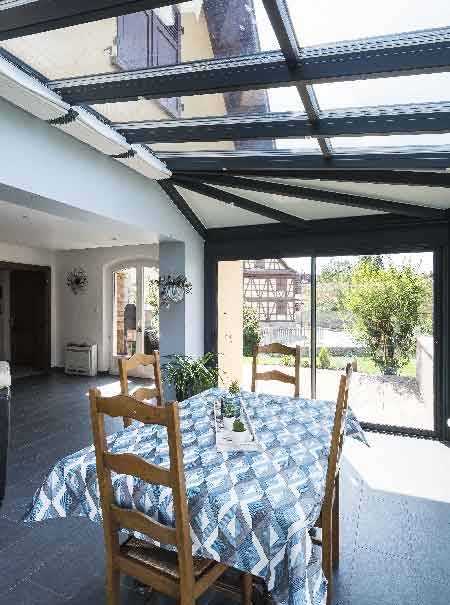 veranda-toit-vitre-stores-gris-anthracite-salle-a-manger