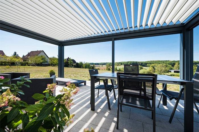 article2_21072020_pergola-1 pergola-lames-orientables-salon-de-jardin