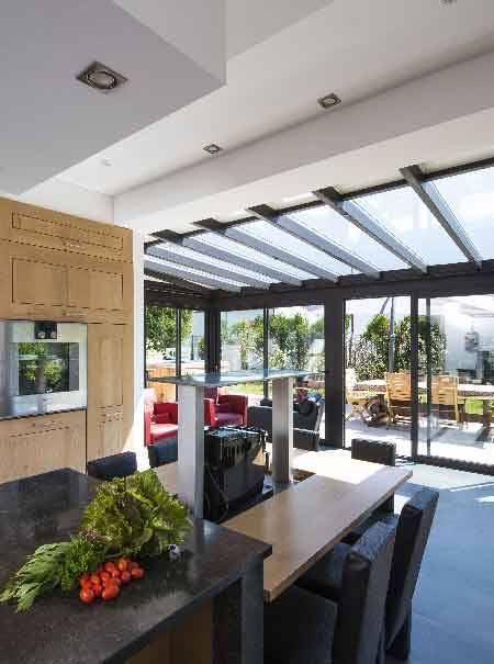 veranda-toit-vitre-cuisine-salon-stores