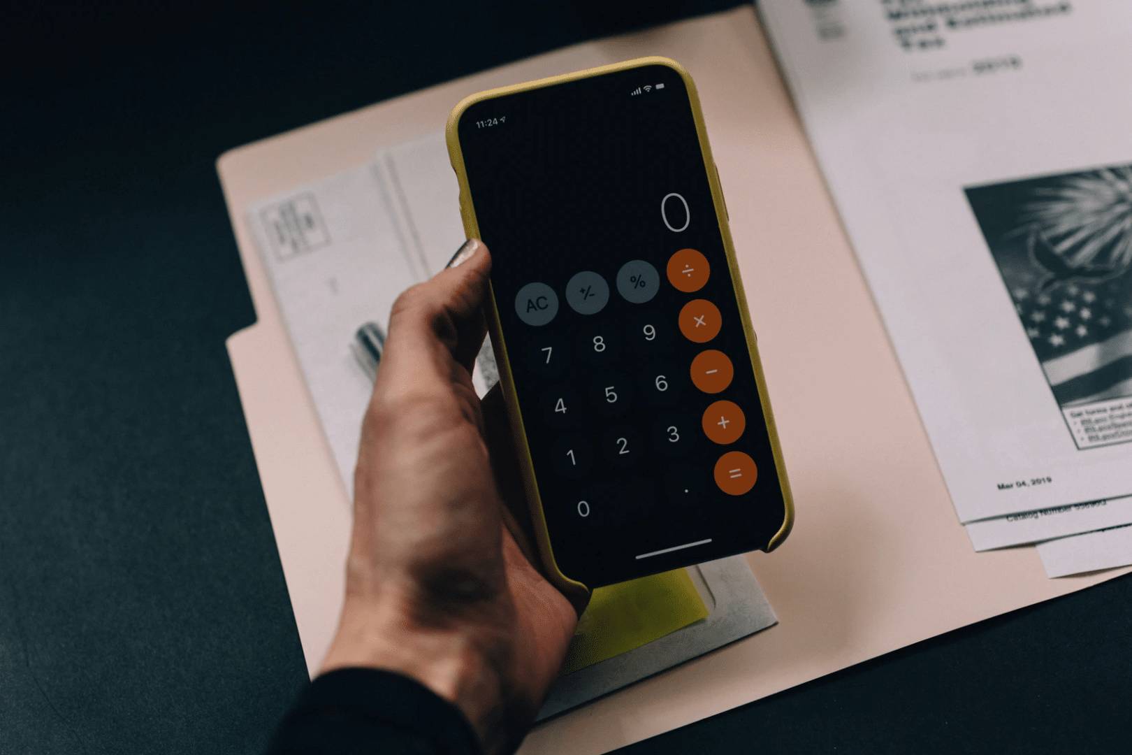 Inconnu personne utilisant une application de calculatrice pour ses calculs