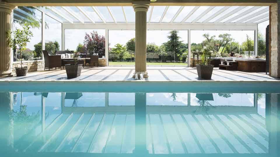 veranda blanche avec toit vitré jacuzzi-piscine spa