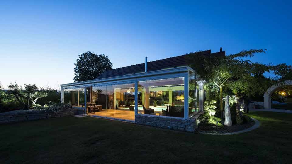 veranda-blanc-toit-vitre-jacuzzi-piscine-spa-leds