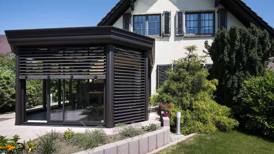 veranda-toit-vitre-gris-anthracite-salle-a-manger-stores