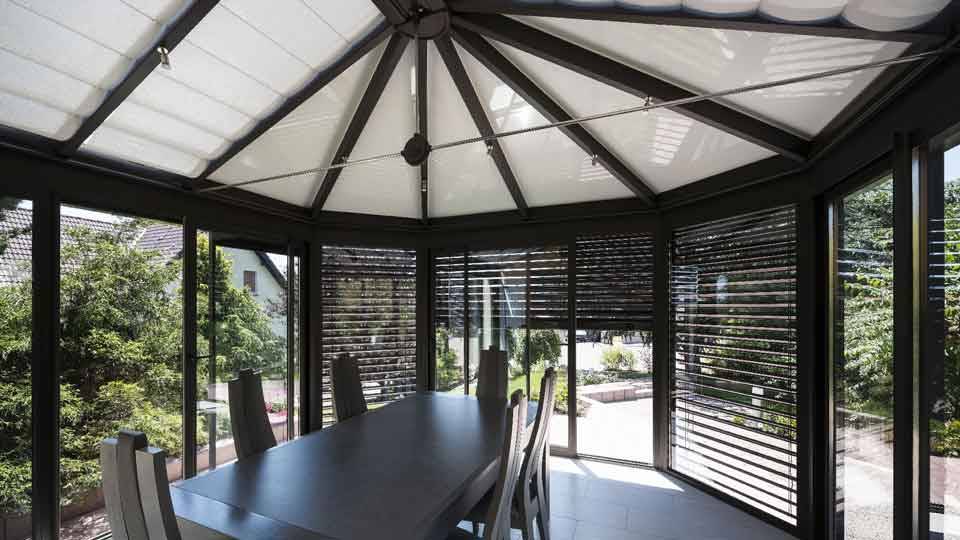 veranda-toit-vitre-gris-anthracite-salle-a-manger-stores