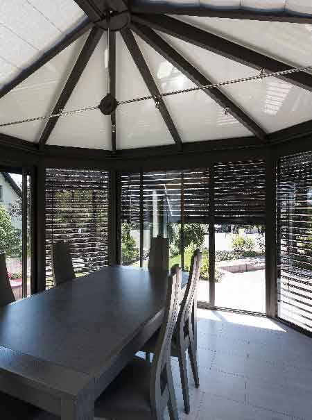 veranda-toit-vitre-gris-anthracite-salle-a-manger-stores