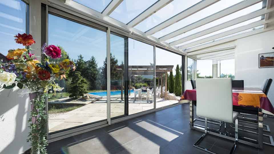 veranda-blanc-toit-vitre-salle-a-manger