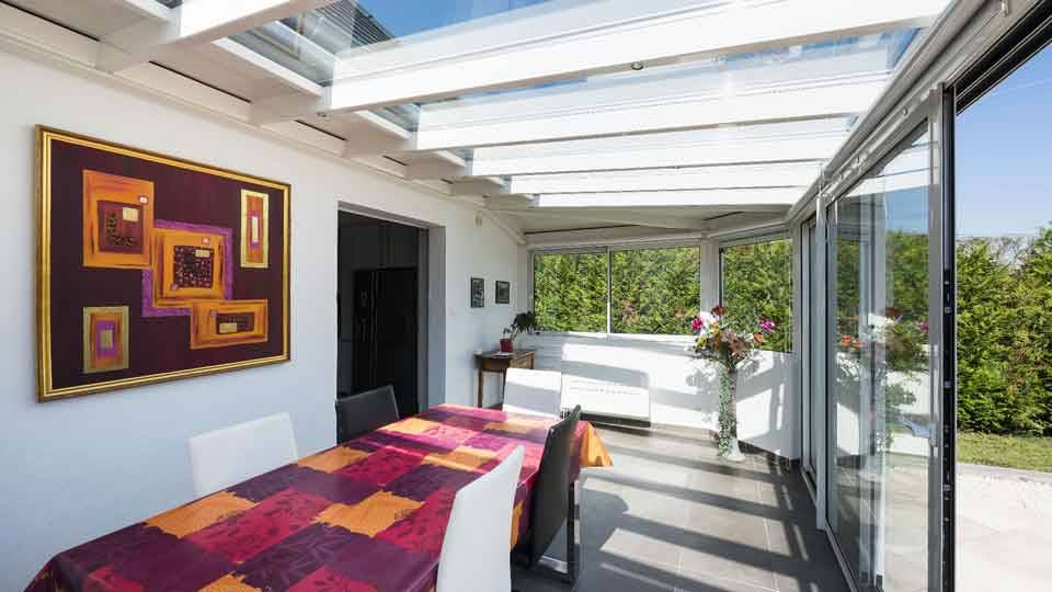 veranda-blanc-toit-vitre-salle-a-manger