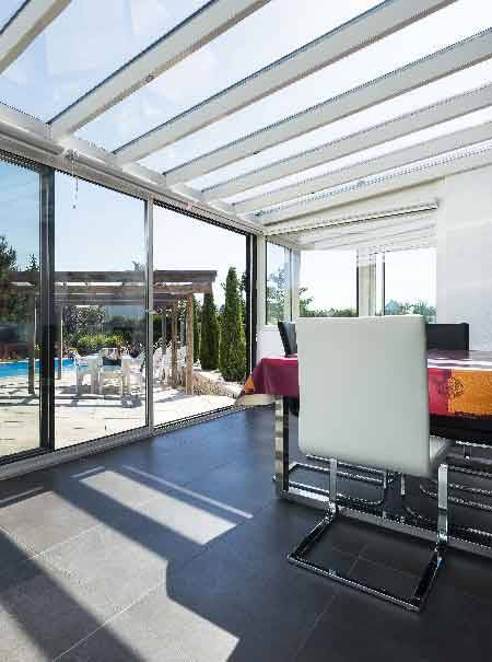 veranda-blanc-toit-vitre-salle-a-manger