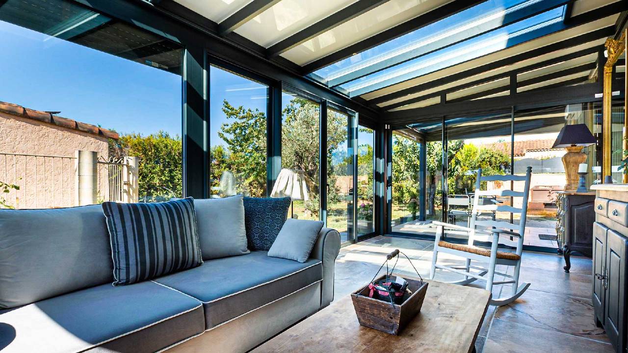 Salon_1 veranda-gris-stores-salon-leds