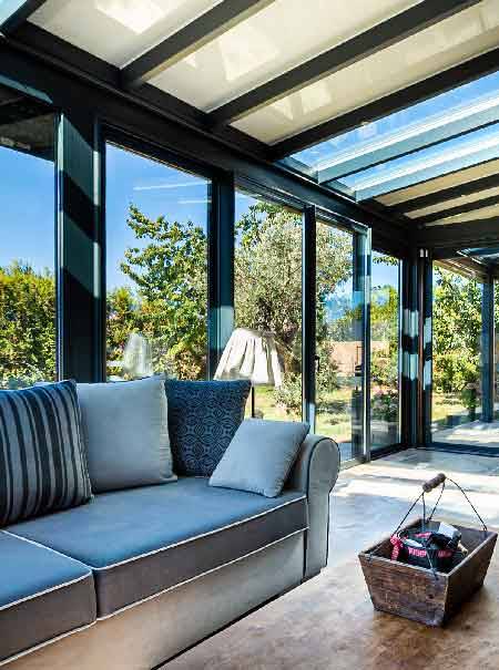 veranda-toit-vitre-gris-anthracite-salon