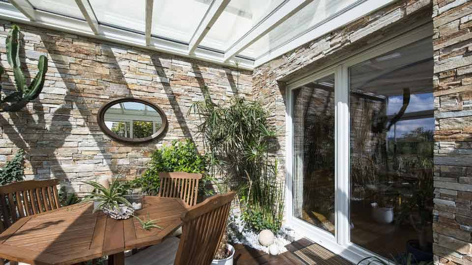 veranda-blanc-toit-vitre-plantes-terrasse