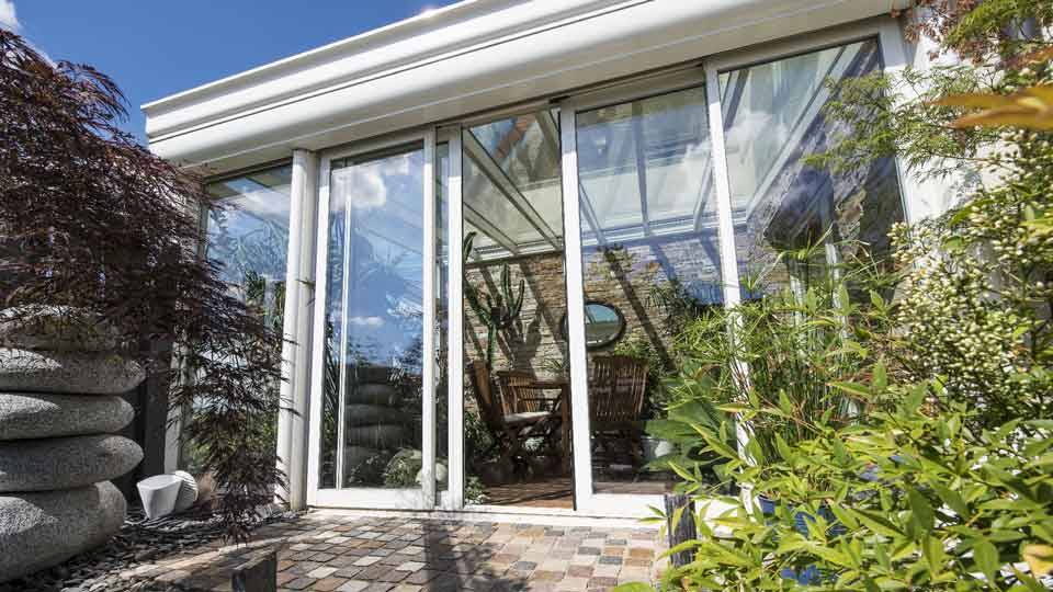 veranda-blanc-toit-vitre-plantes-terrasse