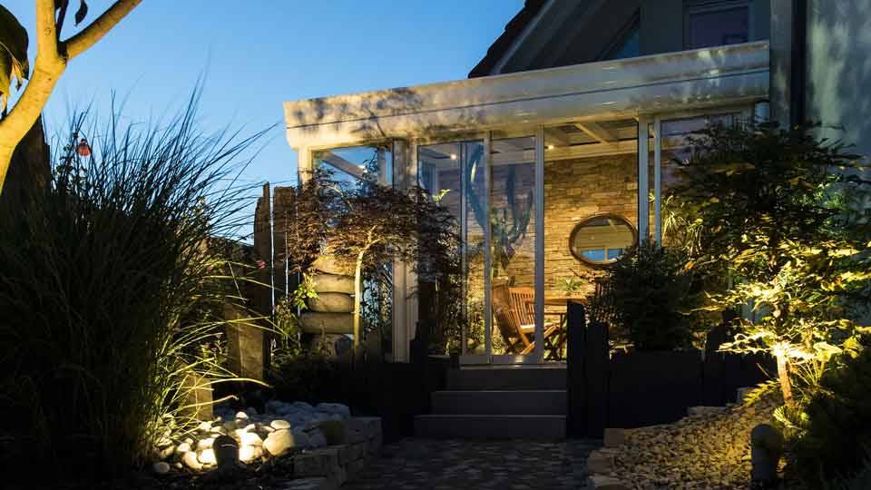 veranda-blanc-toit-vitre-plantes-terrasse