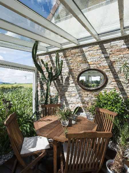 veranda-blanc-toit-vitre-plantes-terrasse