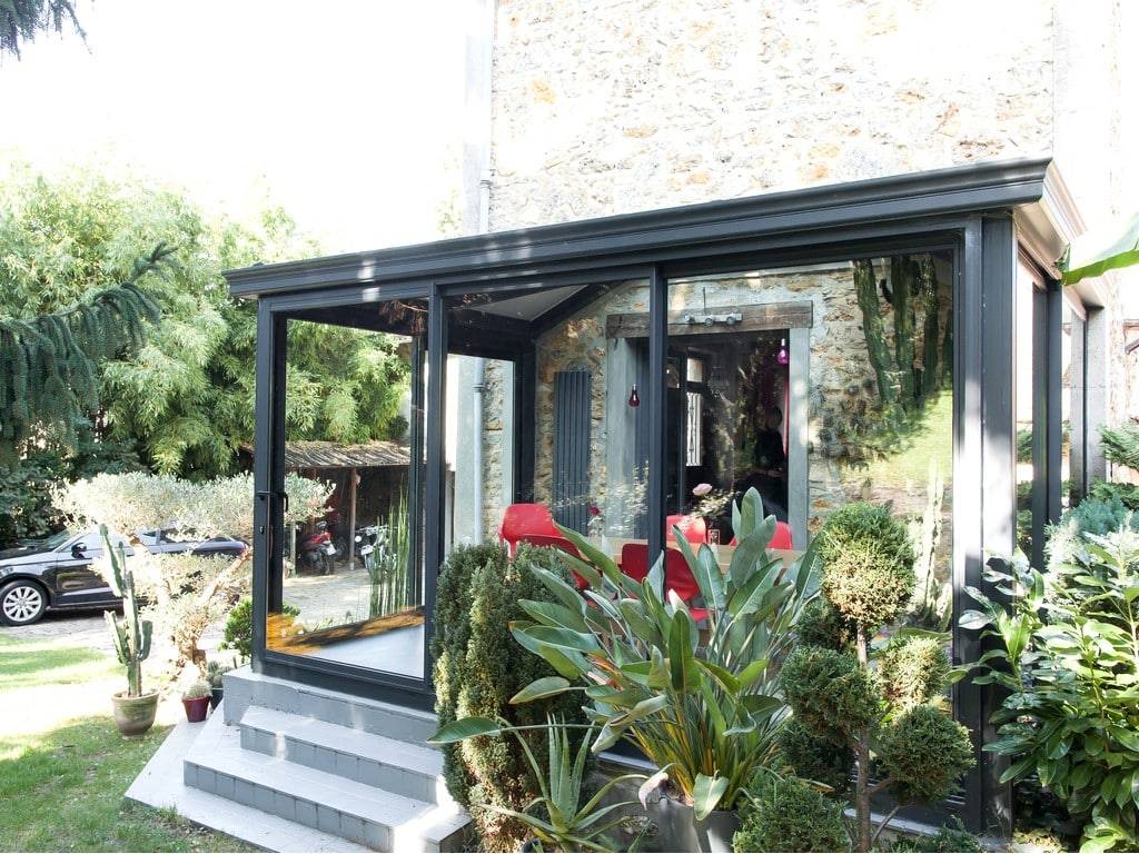 veranda-toit-vitre-gris-anthracite-salle-a-manger