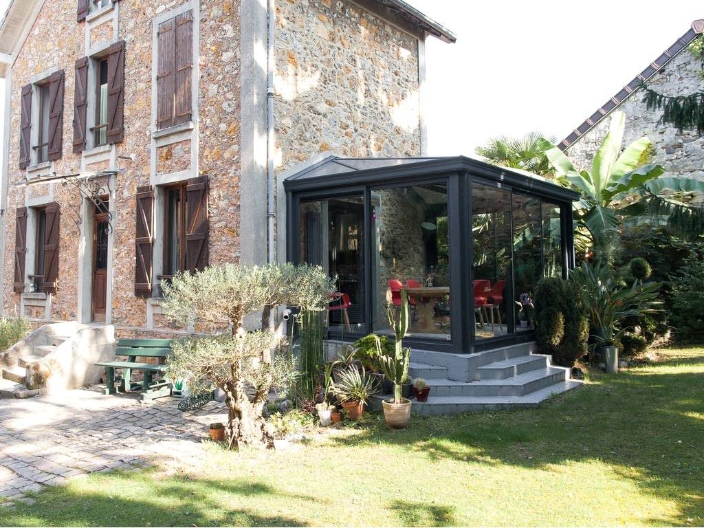 veranda-toit-vitre-gris-anthracite-salle-a-manger