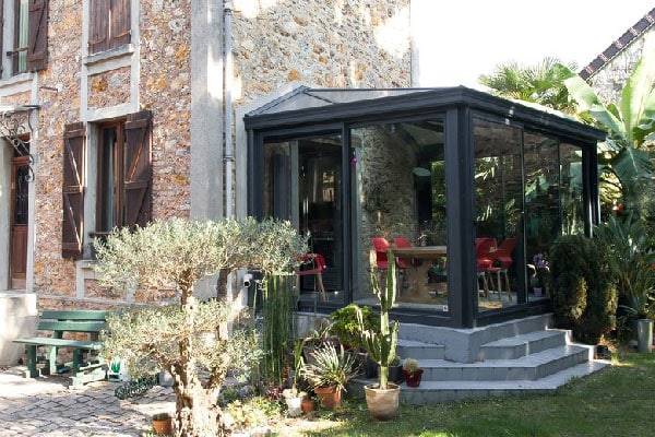 veranda-classique-salleamanger_paysage veranda-toit-vitre-gris-anthracite-salle-a-manger