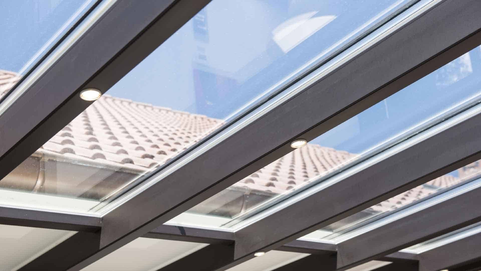 veranda-blanc-toit-vitre-jacuzzi-piscine-spa-leds