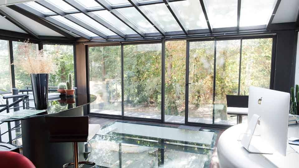 veranda-toit-vitre-gris-anthracite-stores-moderne