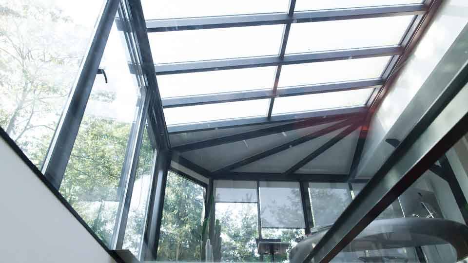 veranda-toit-vitre-gris-anthracite-stores-moderne