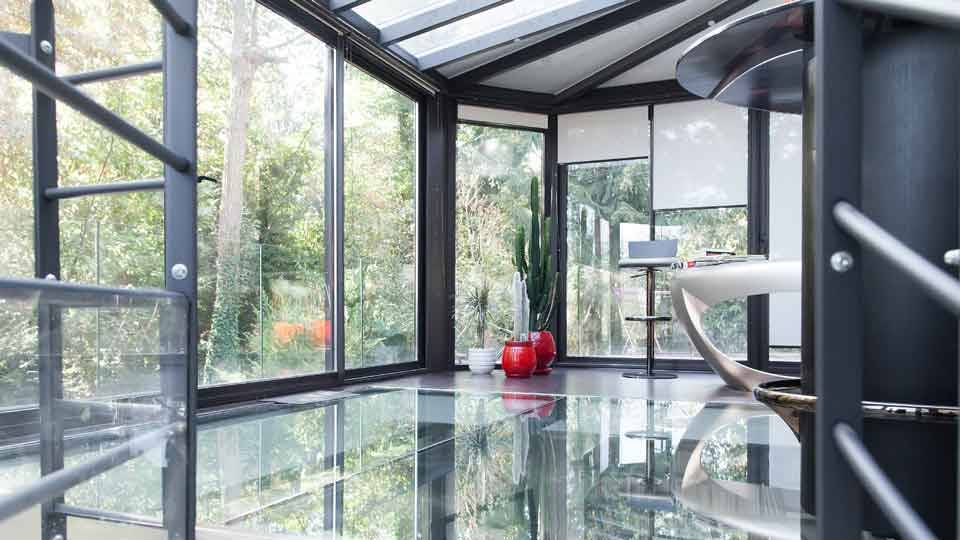 veranda-toit-vitre-gris-anthracite-stores-moderne