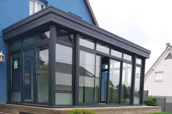 véranda moderne aux lignes droites