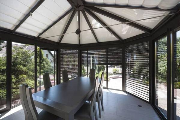 1ereimage veranda-gris-anthracite-piece-a-vivre-toit-vitre-leds-stores