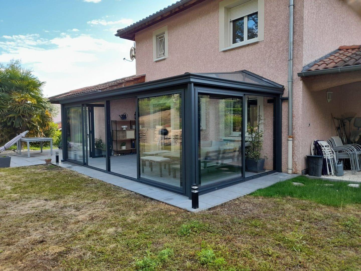 Coin salon confortable dans la véranda avec des plantes décoratives