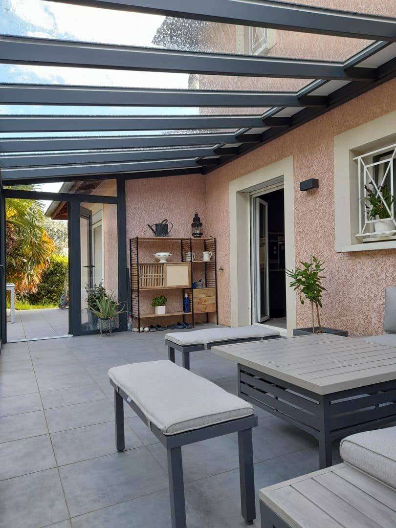 Intérieur de la véranda avec une étagère décorative et des plantes