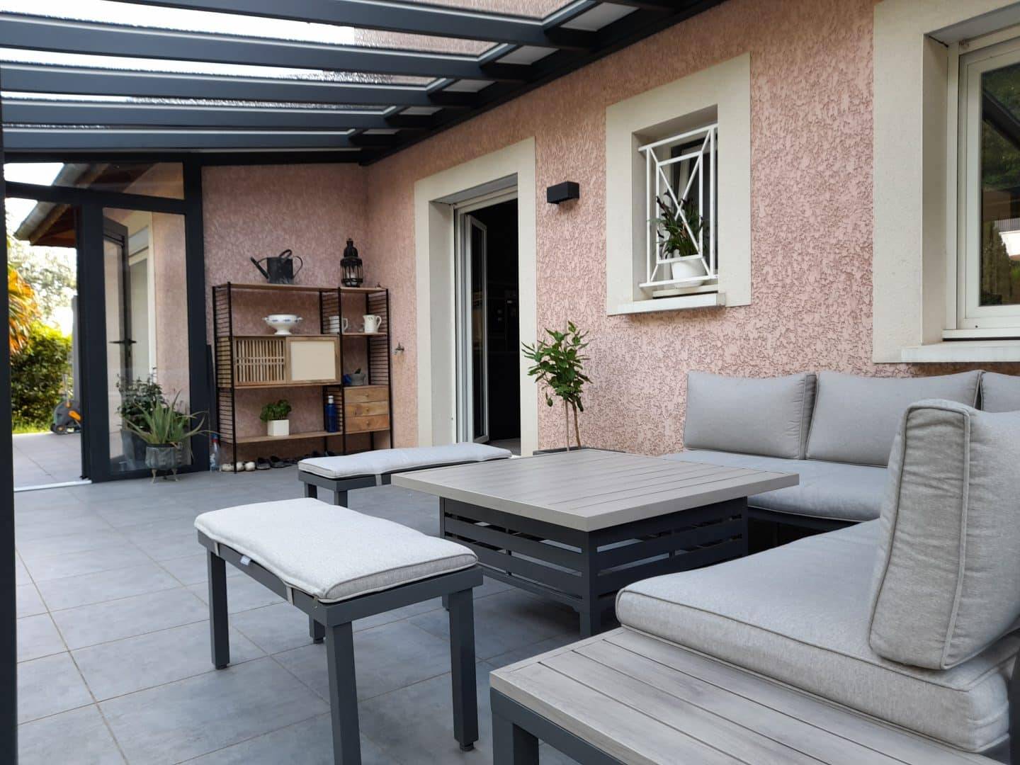 Salon extérieur aménagé dans la véranda