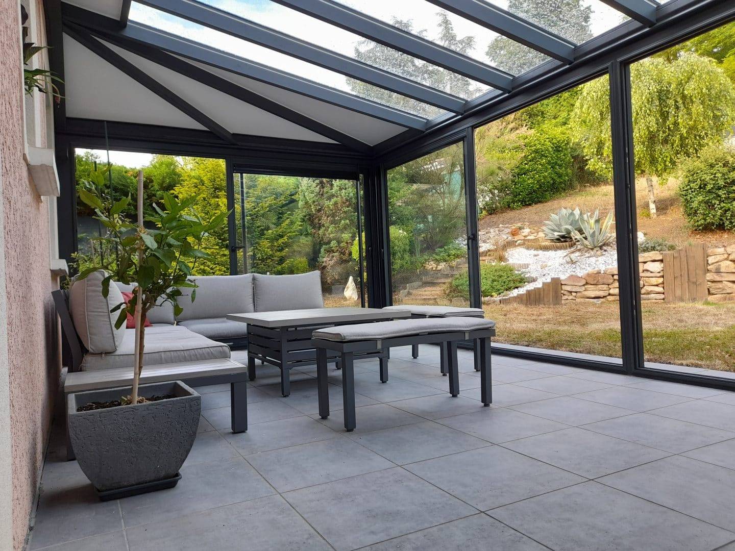 Vue sur le jardin depuis l'intérieur de la véranda